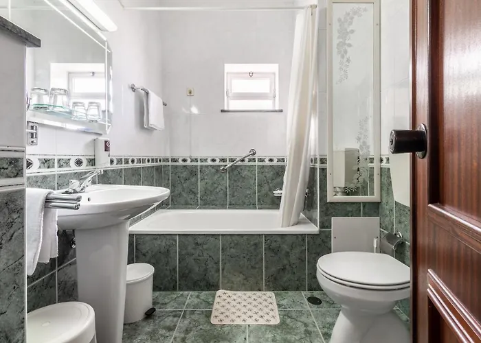 Отель Colmeia Монте-Реал