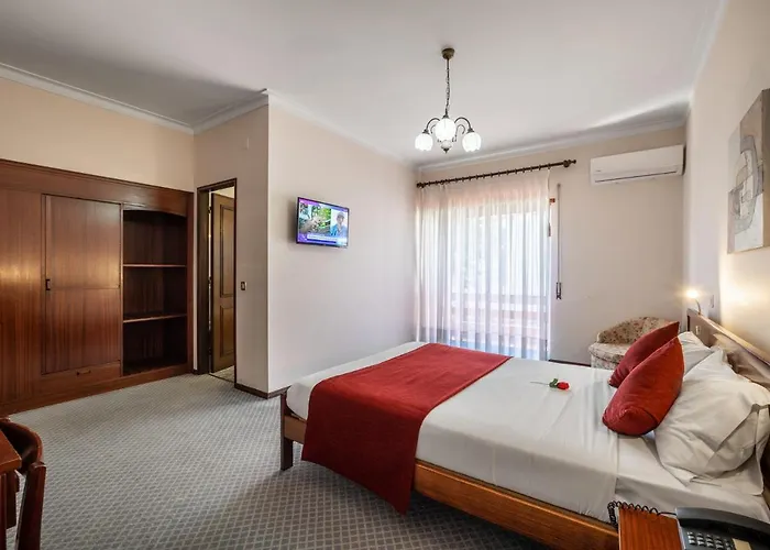 Отель Colmeia Монте-Реал